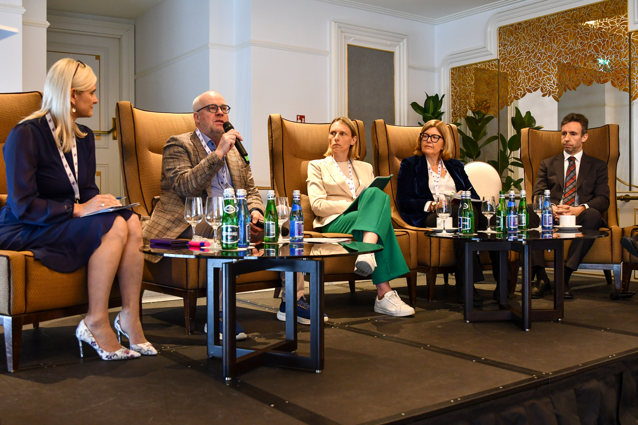 Zoom in  - Markus Sovala from Finland discusses in the countries’ presentations session “Privately held data for statistical purposes in practice”. Other panelists (from the left): Apolonija Oblak Flander from Slovenia, Marie Vandresse from Belgium, Elena Manzanera Díaz from Spain and Mr. Antonio Rua from Portugal