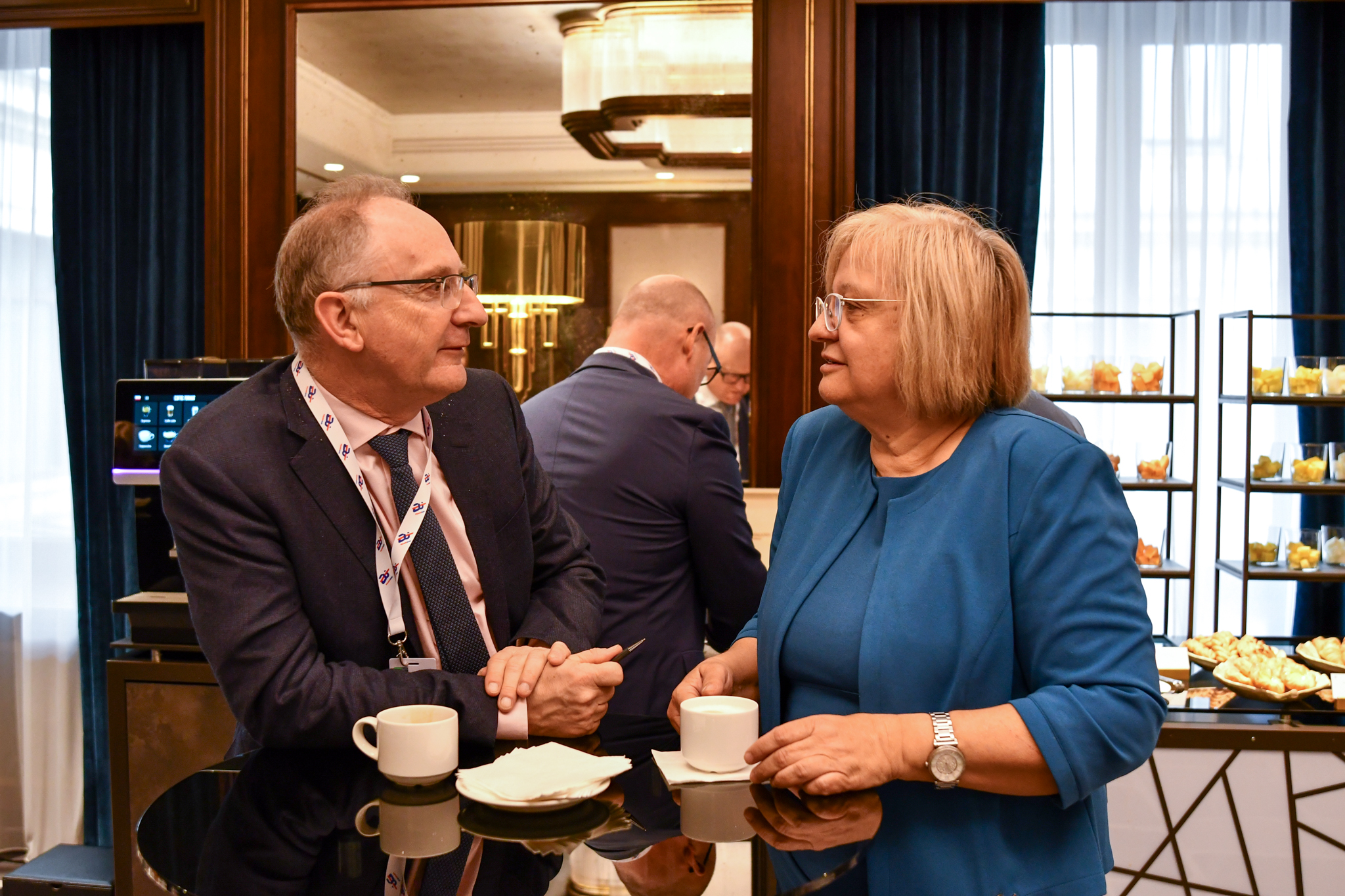 Zoom in  - Mariana Kotzeva and Jean-Luc Tavernier during coffee break